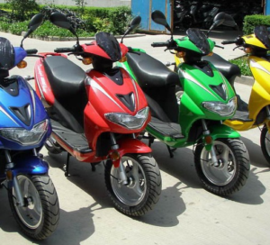 Разноцветные скутеры